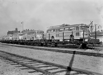 154077 Afbeelding van Duitse rongenwagens beladen met Mercedes-Benz trolleybusen (bestemming Argentinië) op het ...